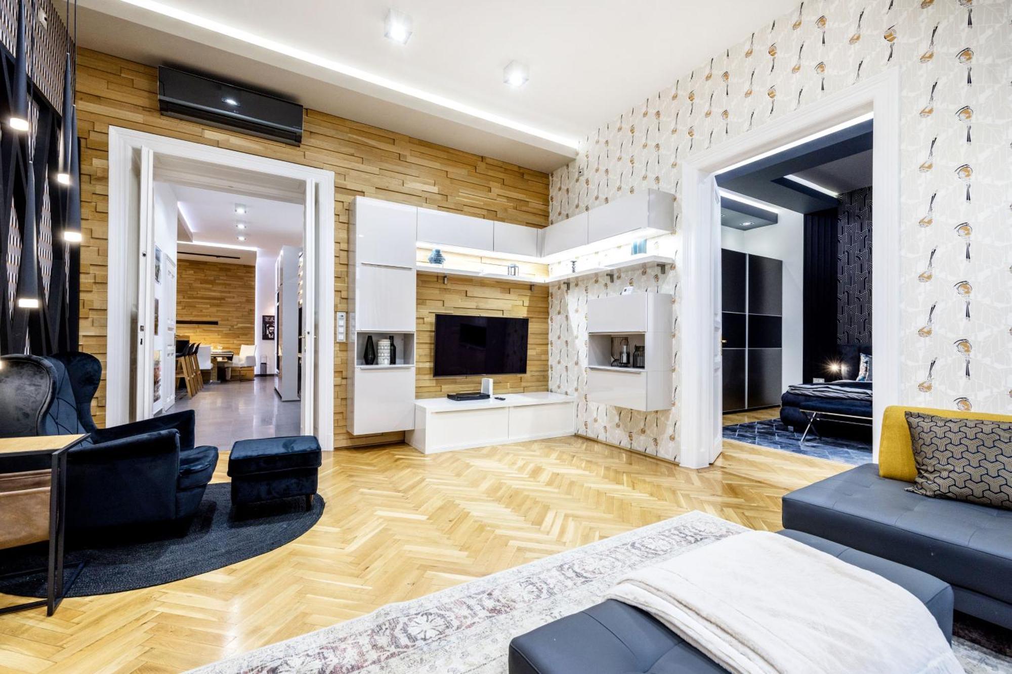Spacious Designer With Premium Touches Апартаменти *