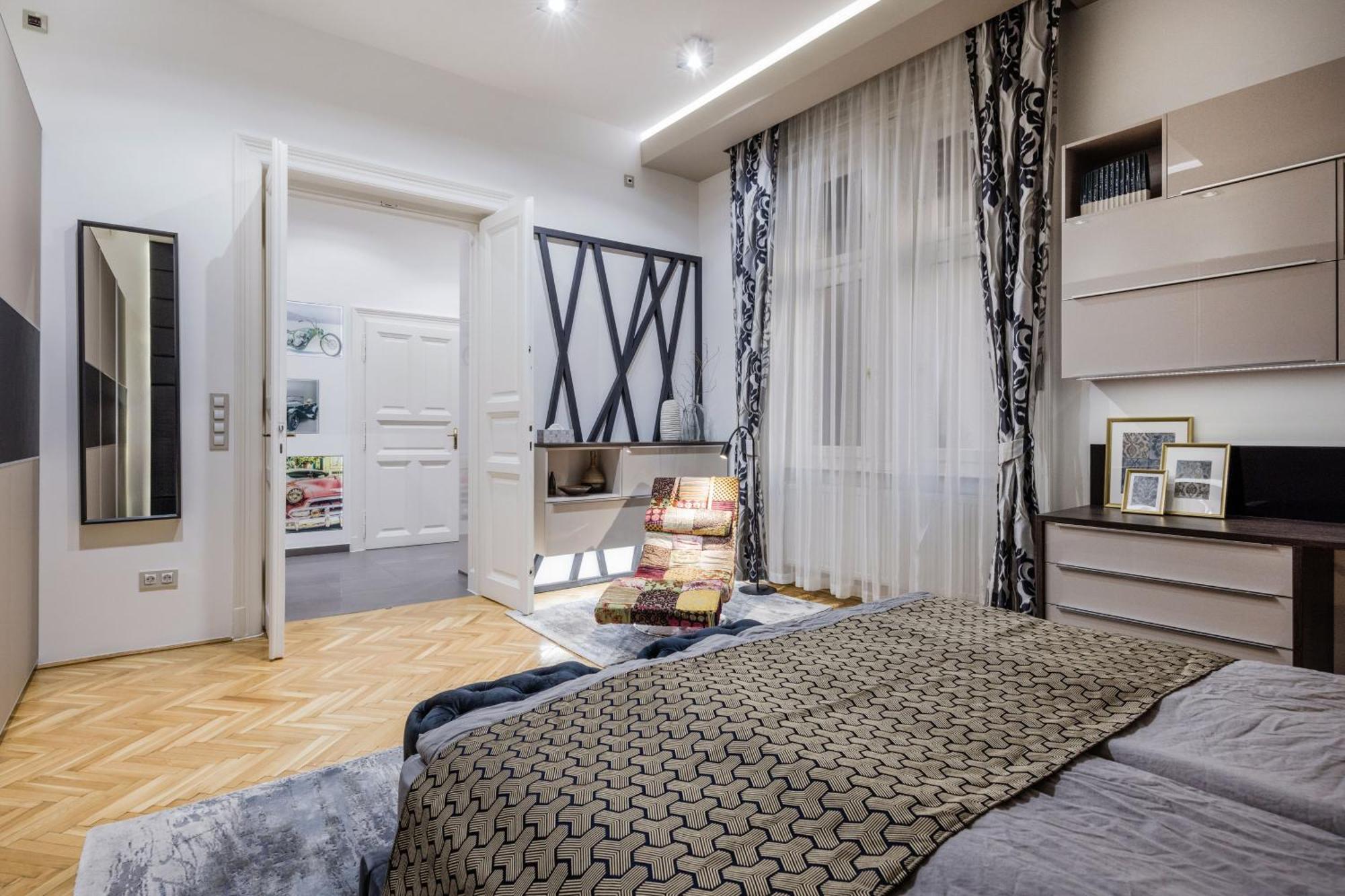 Spacious Designer With Premium Touches Апартаменти *