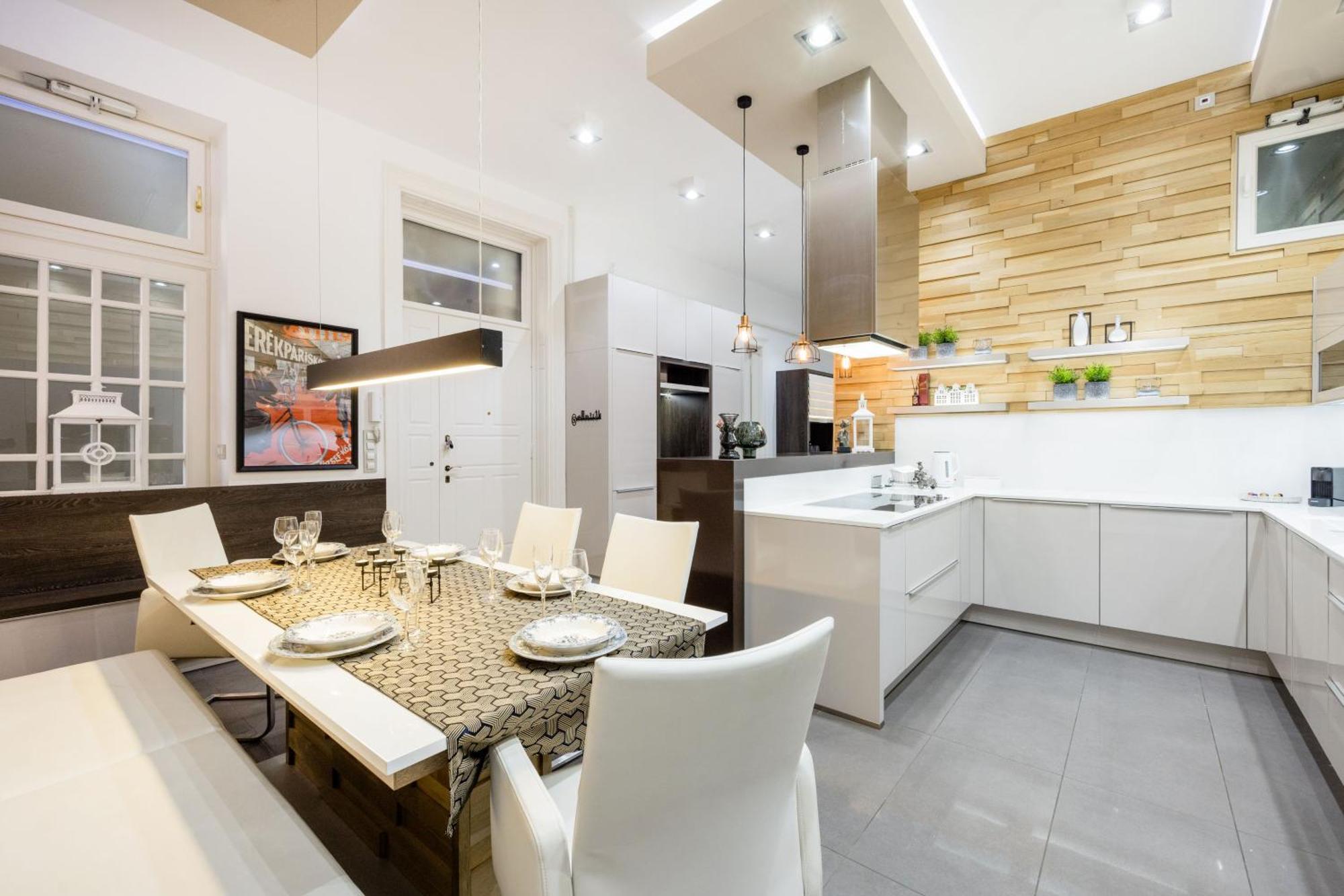 Апартаменти Spacious Designer With Premium Touches *