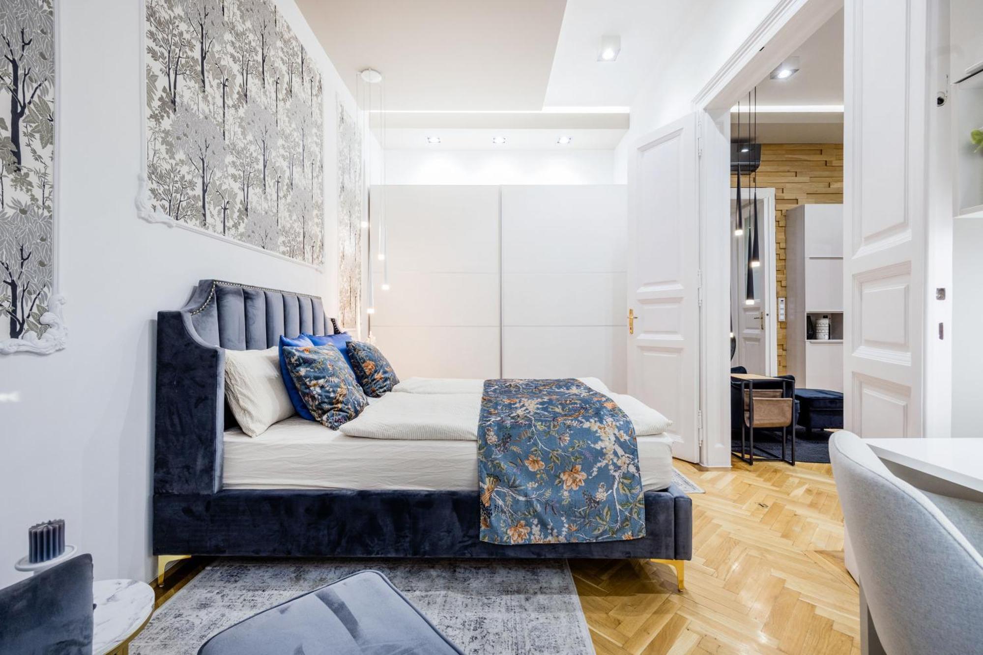 Spacious Designer With Premium Touches Апартаменти