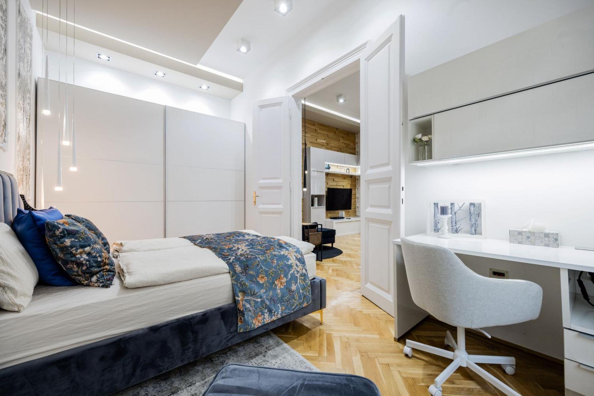 Spacious Designer With Premium Touches Апартаменти *