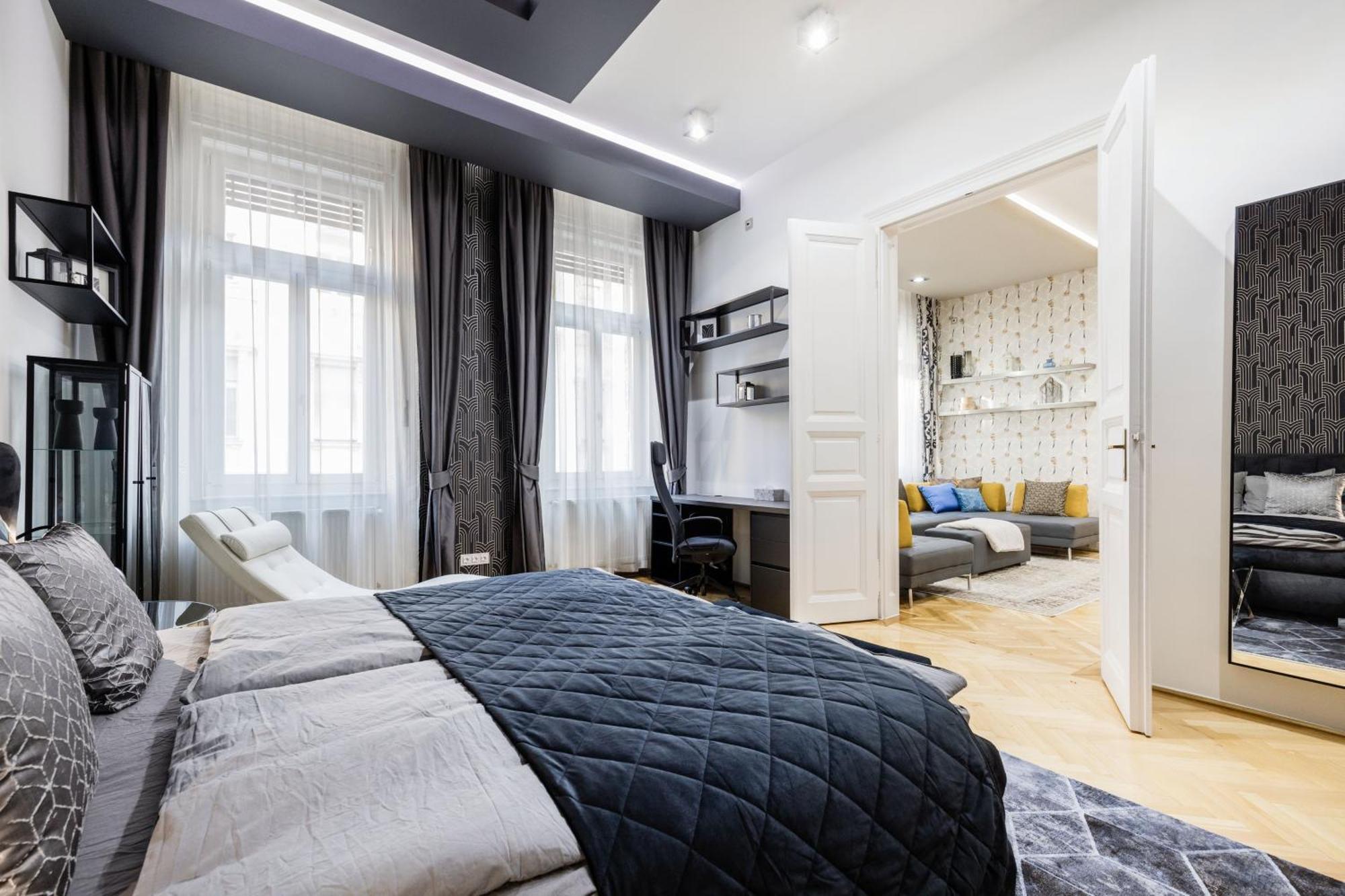Spacious Designer With Premium Touches Апартаменти